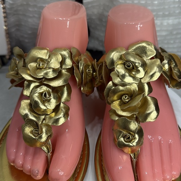 (T5) Jessica Simpson Women's Ginima Floral Slip-On Flat Sandals, Gold, 8.5 M - Picture 3 of 11